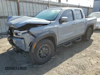 2024 Nissan Frontier SV z VIN 1N6ED1EK0RN647263, wystawiony jako Copart lot #43963675 z przebiegiem 9477 mil mil oraz Szkody całkowita. Historia ofert i sprzedaży dostępna na DreamBid. Obrazek 1.