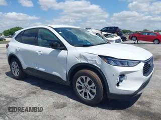 2025 Ford Escape Active z VIN 1FMCU0GN0SUA42100, wystawiony jako IAAI lot #42301639 z przebiegiem 6353 mil mil oraz . Historia ofert i sprzedaży dostępna na DreamBid. Obrazek 1.