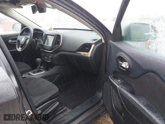 2016 Jeep Cherokee Latitude z VIN 1C4PJMCS3GW242644, wystawiony jako IAAI lot #42491524 z przebiegiem 77 784 mil mil oraz . Historia ofert i sprzedaży dostępna na DreamBid. Obrazek 5.