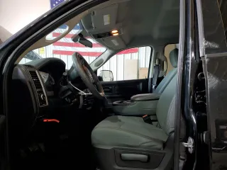 2017 Ram 1500 Tradesman z VIN 1C6RR7KT3HS603223, wystawiony jako Copart lot #45562685 z przebiegiem 89 404 mil mil oraz Szkoda całkowita • Salvage title. Historia ofert i sprzedaży dostępna na DreamBid. Obrazek 7.