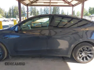 2024 Tesla Model Y Long Range z VIN 7SAYGAEE8RF088791, wystawiony jako IAAI lot #42185399 z przebiegiem 15 339 mil mil oraz . Historia ofert i sprzedaży dostępna na DreamBid. Obrazek 14.