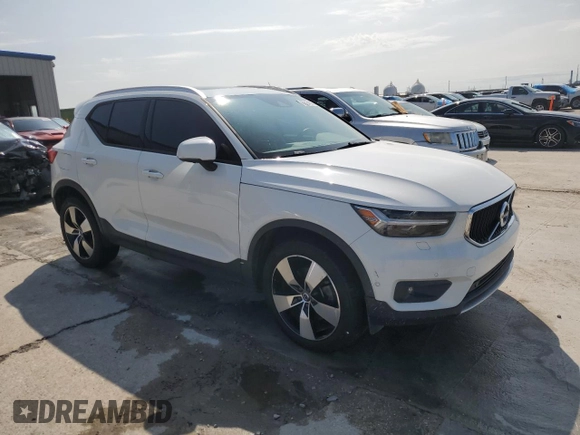 2019 Volvo XC40 Momentum z VIN YV4AC2HK3K2068990, wystawiony jako Copart lot #56154375 z przebiegiem Nie podano mil oraz Nie do naprawy • Non repairable. Historia ofert i sprzedaży dostępna na DreamBid. Obrazek 4.