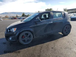 2012 Chevrolet Sonic LTZ z VIN 1G1JE6SH2C4126197, wystawiony jako Copart lot #85541214 z przebiegiem Nie podano mil oraz Szkoda całkowita • Salvage title. Historia ofert i sprzedaży dostępna na DreamBid. Obrazek 1.