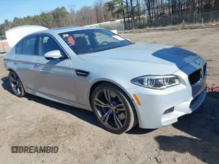 2015 BMW M5 z VIN WBSFV9C55FD595199, wystawiony jako IAAI lot #41437203 z przebiegiem 70 945 mil mil oraz . Historia ofert i sprzedaży dostępna na DreamBid. Obrazek 1.