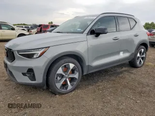 2024 Volvo XC40 Plus Dark Theme z VIN YV4L12UL4R2323086, wystawiony jako Copart lot #59626765 z przebiegiem Nie podano mil oraz Szkoda całkowita • Salvage title. Historia ofert i sprzedaży dostępna na DreamBid. Obrazek 1.