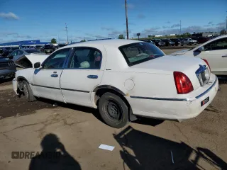 1999 Lincoln Town Car Signature z VIN 1LNHM82W9XY692757, wystawiony jako Copart lot #58091935 z przebiegiem 165 635 mil mil oraz Szkoda całkowita • Salvage title. Historia ofert i sprzedaży dostępna na DreamBid. Obrazek 2.