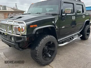2005 Hummer H2 SUT z VIN 5GRGN22U15H123289, wystawiony jako Copart lot #55254575 z przebiegiem 161 105 mil mil oraz Tytuł czysty. Historia ofert i sprzedaży dostępna na DreamBid. Obrazek 2.