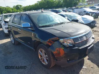 2010 Lincoln MKX z VIN 2LMDJ6JC6ABJ11839, wystawiony jako IAAI lot #42130652 z przebiegiem 202 927 mil mil oraz . Historia ofert i sprzedaży dostępna na DreamBid. Obrazek 1.