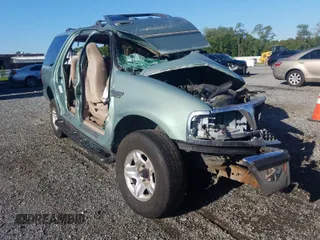 1998 Ford Expedition XLT with VIN 1FMRU1762WLB61352, listed as a Copart auction lot 42738331 with 0 mi miles and Salvage Title. Bid and sale history available at carsss.com. Image 1.