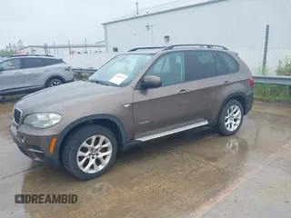 2012 BMW X5 35i z VIN 5UXZV4C51CL749379, wystawiony jako IAAI lot #42494275 z przebiegiem 137 768 mil mil oraz . Historia ofert i sprzedaży dostępna na DreamBid. Obrazek 17.