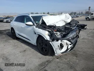 2024 Audi Q8 e-tron Premium Plus z VIN WA15AAGE5RB007032, wystawiony jako Copart lot #86919704 z przebiegiem Nie podano mil oraz Szkoda całkowita • Salvage title. Historia ofert i sprzedaży dostępna na DreamBid. Obrazek 4.