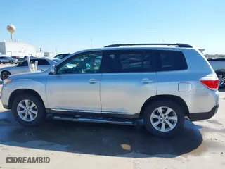 2011 Toyota Highlander with VIN 5TDZK3EH3BS041465, listed as a IAAI auction lot 41709017 with 183,674 mi miles. Bid and sale history available at carsss.com. Image 15.