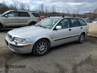 2001 Volvo V40 z VIN YV1VW29581F738166, wystawiony jako Copart lot #86166264 z przebiegiem 83 518 mil mil oraz Tytuł czysty. Historia ofert i sprzedaży dostępna na DreamBid. Obrazek 1.