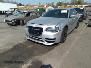 2020 Chrysler 300 S z VIN 2C3CCABGXLH103516, wystawiony jako IAAI lot #41918657 z przebiegiem 88 521 mil mil oraz . Historia ofert i sprzedaży dostępna na DreamBid. Obrazek 2.