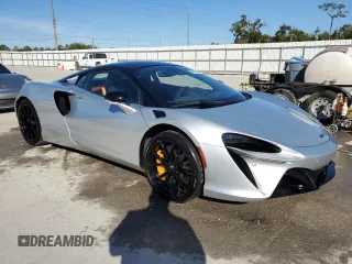 2023 McLaren Artura z VIN SBM16AEA4PW001953, wystawiony jako Copart lot #80270564 z przebiegiem 5956 mil mil oraz Nie do naprawy. Historia ofert i sprzedaży dostępna na DreamBid. Obrazek 4.