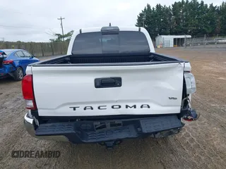 2017 Toyota Tacoma SR5 z VIN 5TFCZ5AN9HX115659, wystawiony jako IAAI lot #42375002 z przebiegiem 105 170 mil mil oraz . Historia ofert i sprzedaży dostępna na DreamBid. Obrazek 16.