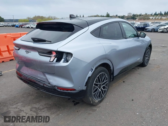2022 Ford Mustang Mach-E Premium z VIN 3FMTK3SU4NMA04044, wystawiony jako IAAI lot #41839957 z przebiegiem 55 300 mil mil oraz . Historia ofert i sprzedaży dostępna na DreamBid. Obrazek 4.