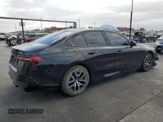 2024 BMW i5 eDrive40 z VIN WBY33FK01RCR58515, wystawiony jako Copart lot #76064474 z przebiegiem 19 000 mil mil oraz Szkody całkowita. Historia ofert i sprzedaży dostępna na DreamBid. Obrazek 3.