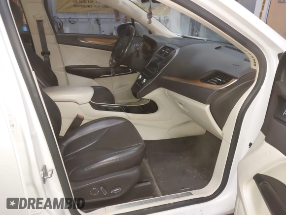 2016 Lincoln MKC Reserve z VIN 5LMTJ3DH6GUJ11160, wystawiony jako IAAI lot #41802010 z przebiegiem 96 861 mil mil oraz . Historia ofert i sprzedaży dostępna na DreamBid. Obrazek 5.
