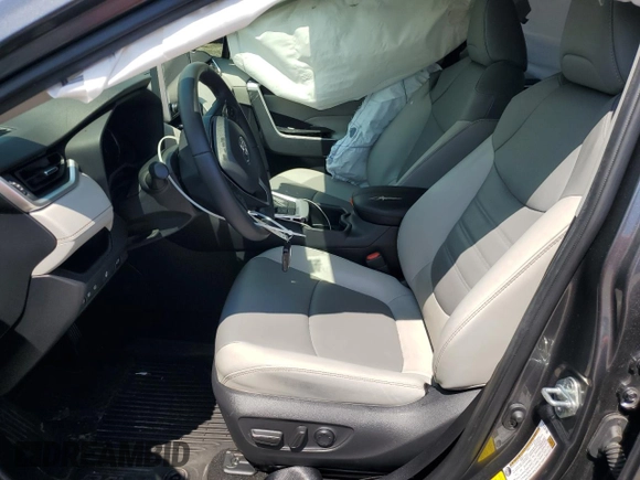 2023 Toyota RAV4 Hybrid XLE Premium z VIN JTMB6RFV2PD105642, wystawiony jako Copart lot #50714615 z przebiegiem Nie podano mil oraz Szkoda całkowita • Salvage title. Historia ofert i sprzedaży dostępna na DreamBid. Obrazek 7.