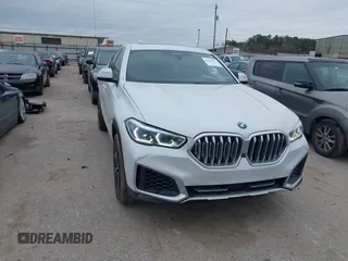2020 BMW X6 xDrive40i z VIN 5UXCY6C09L9C52142, wystawiony jako IAAI lot #41593337 z przebiegiem 61 892 mil mil oraz . Historia ofert i sprzedaży dostępna na DreamBid. Obrazek 1.
