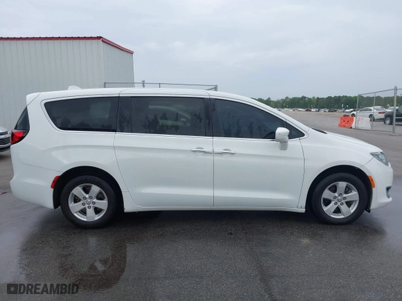 2020 Chrysler Pacifica Touring with VIN 2C4RC1FG4LR135808, listed as a IAAI auction lot 41932205 with 152,073 mi miles. Bid and sale history available at carsss.com. Image 13.