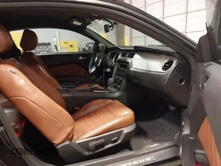 2013 Ford Mustang V6 z VIN 1ZVBP8AM5D5268763, wystawiony jako IAAI lot #42254330 z przebiegiem 127 353 mil mil oraz . Historia ofert i sprzedaży dostępna na DreamBid. Obrazek 5.