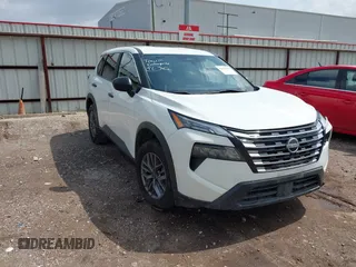 2024 Nissan Rogue S z VIN 5N1BT3AB6RC675196, wystawiony jako IAAI lot #42506411 z przebiegiem 47 465 mil mil oraz . Historia ofert i sprzedaży dostępna na DreamBid. Obrazek 1.