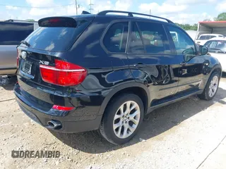 2011 BMW X5 35i z VIN 5UXZV4C56BL410499, wystawiony jako IAAI lot #42117697 z przebiegiem 158 233 mil mil oraz . Historia ofert i sprzedaży dostępna na DreamBid. Obrazek 4.