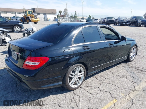 2014 Mercedes-Benz C 250 Sport z VIN WDDGF4HB5EG219437, wystawiony jako IAAI lot #41847571 z przebiegiem 104 981 mil mil oraz . Historia ofert i sprzedaży dostępna na DreamBid. Obrazek 4.