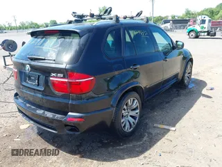 2013 BMW X5 xDrive50i z VIN 5UXZV8C54D0C15421, wystawiony jako IAAI lot #42298535 z przebiegiem 118 890 mil mil oraz . Historia ofert i sprzedaży dostępna na DreamBid. Obrazek 4.