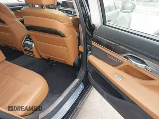 2017 BMW 7 Series 740i xDrive z VIN WBA7E4C55HGU99165, wystawiony jako IAAI lot #42073278 z przebiegiem 47 506 mil mil oraz . Historia ofert i sprzedaży dostępna na DreamBid. Obrazek 8.