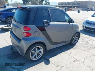 2014 Smart fortwo Pure z VIN WMEEJ3BA1EK779450, wystawiony jako IAAI lot #41882982 z przebiegiem 121 802 mil mil oraz . Historia ofert i sprzedaży dostępna na DreamBid. Obrazek 4.