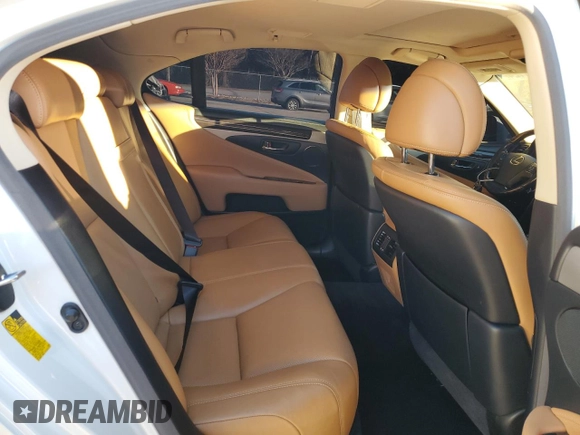 2015 Lexus LS 460 z VIN JTHCL5EF5F5024173, wystawiony jako Copart lot #83751124 z przebiegiem 129 730 mil mil oraz Szkoda całkowita • Salvage title. Historia ofert i sprzedaży dostępna na DreamBid. Obrazek 10.