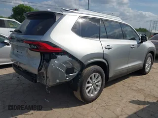 2024 Toyota Highlander XLE with VIN 5TDAAAA55RS017176, listed as a IAAI auction lot 42038401 with 14 mi miles and . Bid and sale history available at DreamBid. Image 4.