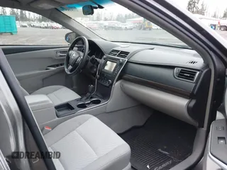 2017 Toyota Camry XLE z VIN 4T1BF1FK3HU311735, wystawiony jako IAAI lot #41848571 z przebiegiem 59 512 mil mil oraz . Historia ofert i sprzedaży dostępna na DreamBid. Obrazek 5.