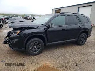 2025 Honda Pilot TrailSport z VIN 5FNYG1H64SB099598, wystawiony jako Copart lot #52808105 z przebiegiem 2 724 mil mil oraz Szkoda całkowita • Salvage title. Historia ofert i sprzedaży dostępna na DreamBid. Obrazek 1.