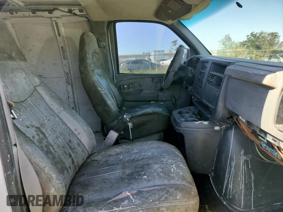 2003 GMC Savana Cargo z VIN 1GTHG35U431113170, wystawiony jako Copart lot #82019294 z przebiegiem 293 807 mil mil oraz Czysty tytuł • Clean title. Historia ofert i sprzedaży dostępna na DreamBid. Obrazek 5.
