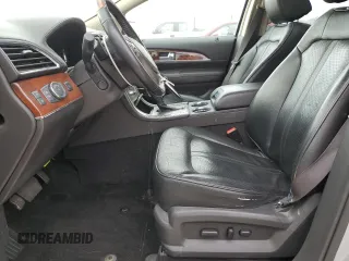 2013 Lincoln MKX z VIN 2LMDJ8JKXDBL48003, wystawiony jako Copart lot #53099295 z przebiegiem 168 181 mil mil oraz Szkoda całkowita • Salvage title. Historia ofert i sprzedaży dostępna na DreamBid. Obrazek 7.