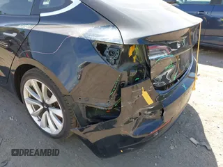 2018 Tesla Model 3 Long Range Battery z VIN 5YJ3E1EB6JF086612, wystawiony jako IAAI lot #42149440 z przebiegiem 101 170 mil mil oraz . Historia ofert i sprzedaży dostępna na DreamBid. Obrazek 6.