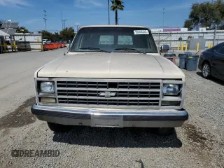 1989 Chevrolet Suburban z VIN 1GNGR26N6KF150544, wystawiony jako Copart lot #50469335 z przebiegiem 21 480 mil mil oraz Czysty tytuł • Clean title. Historia ofert i sprzedaży dostępna na DreamBid. Obrazek 5.