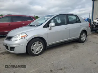 2010 Nissan Versa S z VIN 3N1BC1AP9AL420459, wystawiony jako Copart lot #56132335 z przebiegiem 174 094 mil mil oraz Szkoda całkowita • Salvage title. Historia ofert i sprzedaży dostępna na DreamBid. Obrazek 1.