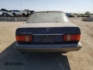 1988 Mercedes-Benz 560 with VIN WDBCA39D0JA401107, listed as a Copart auction lot 70535804 with 328,561 mi miles and Clean Title. Bid and sale history available at DreamBid. Image 6.