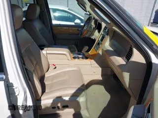 2007 Lincoln Navigator z VIN 5LMFU275X7LJ04864, wystawiony jako IAAI lot #41782780 z przebiegiem 171 433 mil mil oraz . Historia ofert i sprzedaży dostępna na DreamBid. Obrazek 5.