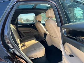 2019 Porsche Cayenne z VIN WP1AA2AY7KDA05952, wystawiony jako Copart lot #42854295 z przebiegiem 139 028 mil mil oraz Czysty tytuł • Clean title. Historia ofert i sprzedaży dostępna na DreamBid. Obrazek 6.