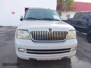 2006 Lincoln Navigator Luxury with VIN 5LMFU27506LJ27861, listed as a IAAI auction lot 41957628 with 197,718 mi miles. Bid and sale history available at carsss.com. Image 6.