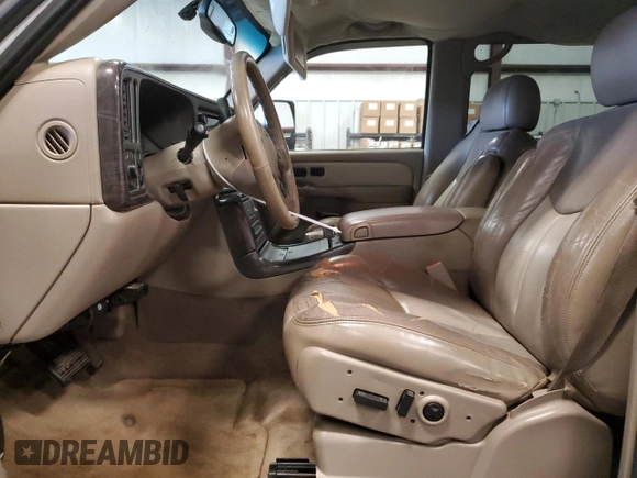2005 GMC Sierra Denali z VIN 2GTEK63N651146747, wystawiony jako Copart lot #84715894 z przebiegiem 262 492 mil mil oraz Szkody całkowita. Historia ofert i sprzedaży dostępna na DreamBid. Obrazek 7.