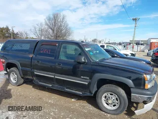 2004 Chevrolet Silverado 2500 LT z VIN 1GCGK23U84F146779, wystawiony jako IAAI lot #41816441 z przebiegiem 163 631 mil mil oraz . Historia ofert i sprzedaży dostępna na DreamBid. Obrazek 13.
