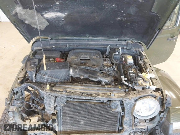 2021 Jeep Wrangler Unlimited Sahara z VIN 1C4HJXEN2MW592565, wystawiony jako IAAI lot #41956072 z przebiegiem 95 504 mil mil oraz . Historia ofert i sprzedaży dostępna na DreamBid. Obrazek 10.