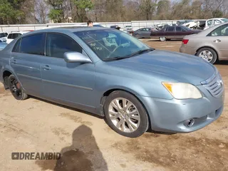 2008 Toyota Avalon XL z VIN 4T1BK36B18U322207, wystawiony jako IAAI lot #41682308 z przebiegiem 255 060 mil mil oraz . Historia ofert i sprzedaży dostępna na DreamBid. Obrazek 1.